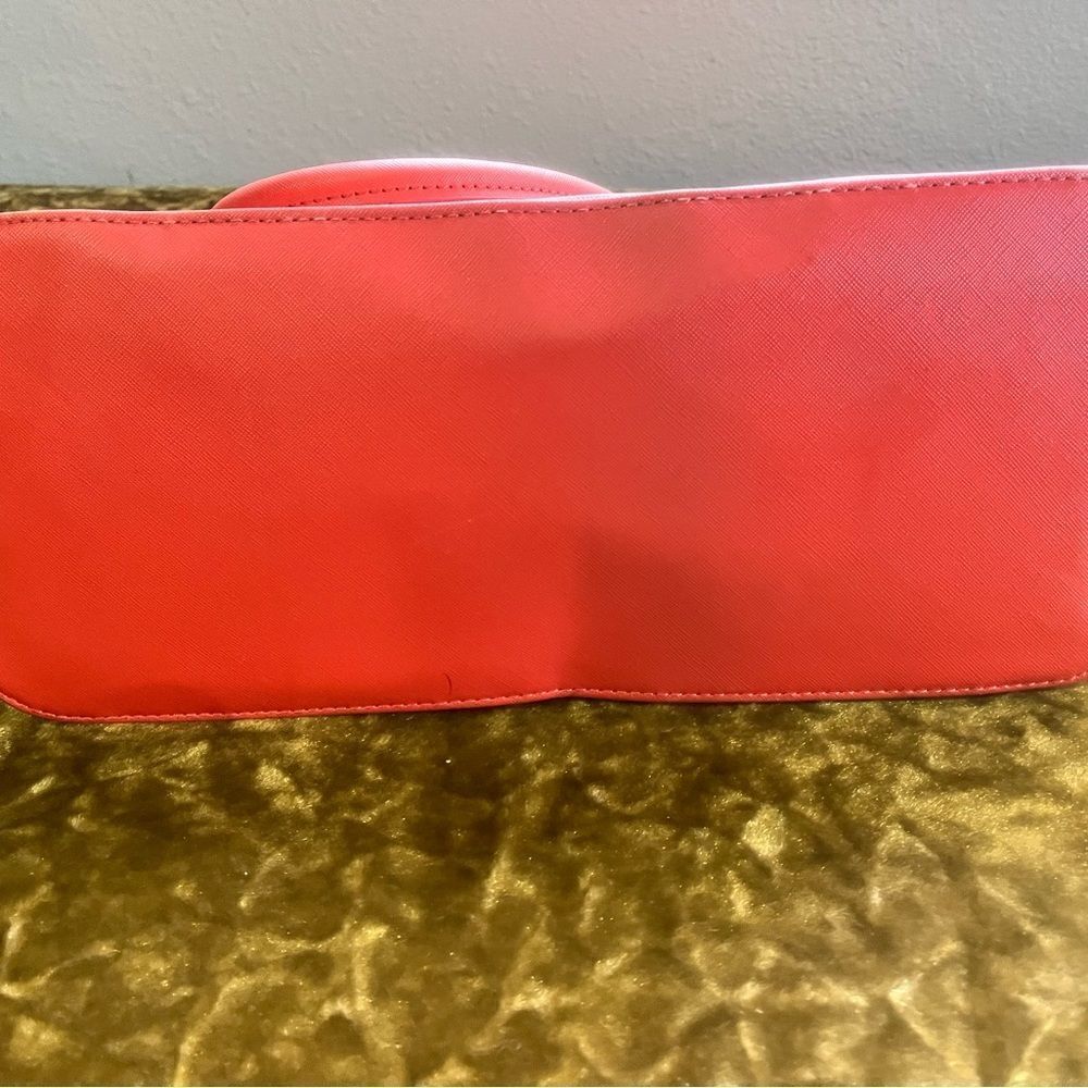 Kenneth Cole Reaction Purse Height 10 Width 15 Depth 6 Drop 6 - Picture 3 of 3